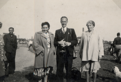 811817 Afbeelding van Wim de Beer, fotograaf en chef Publiciteit bij de Carrosserie- en Constructiewerkplaatsen N.V. ...